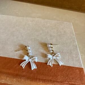 White and Gold Bow Earring- vintage cute vacation outfit. Pearl, top quality
